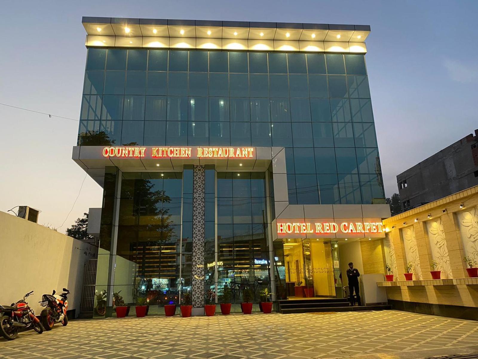 Hotel Red Carpet Tājganj Extérieur photo