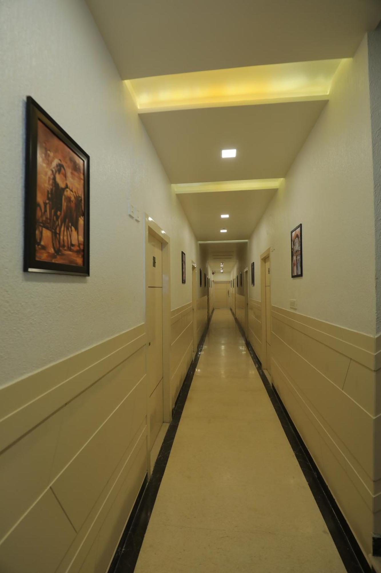 Hotel Red Carpet Tājganj Extérieur photo