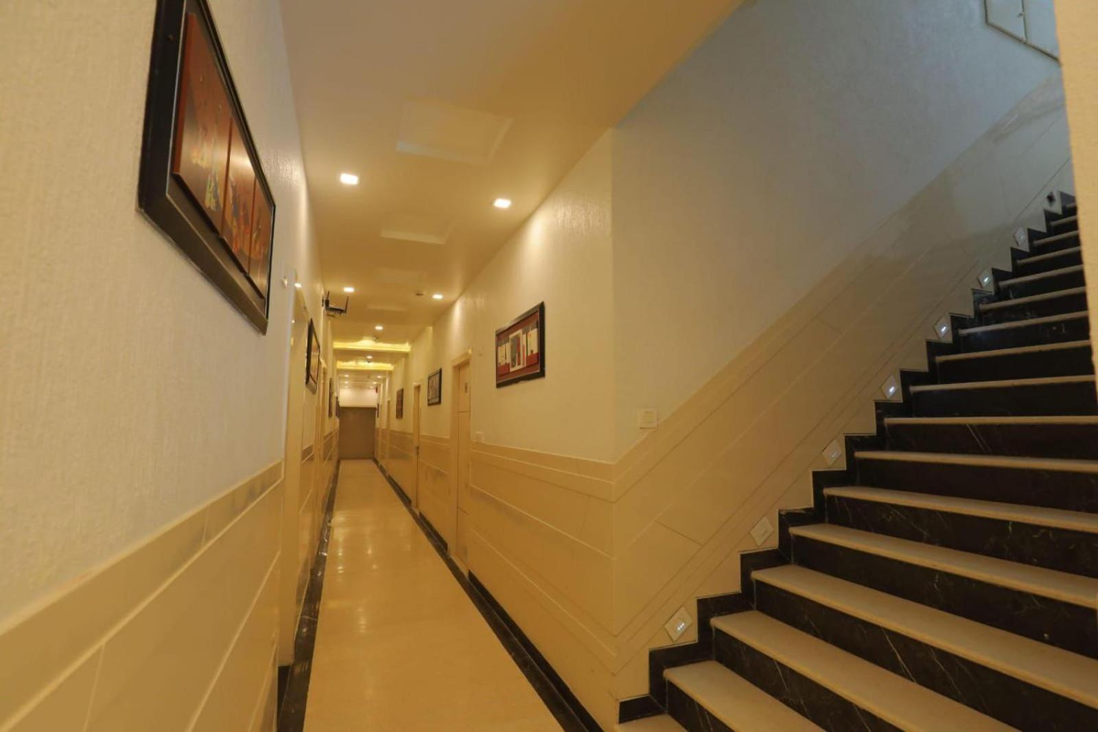 Hotel Red Carpet Tājganj Extérieur photo